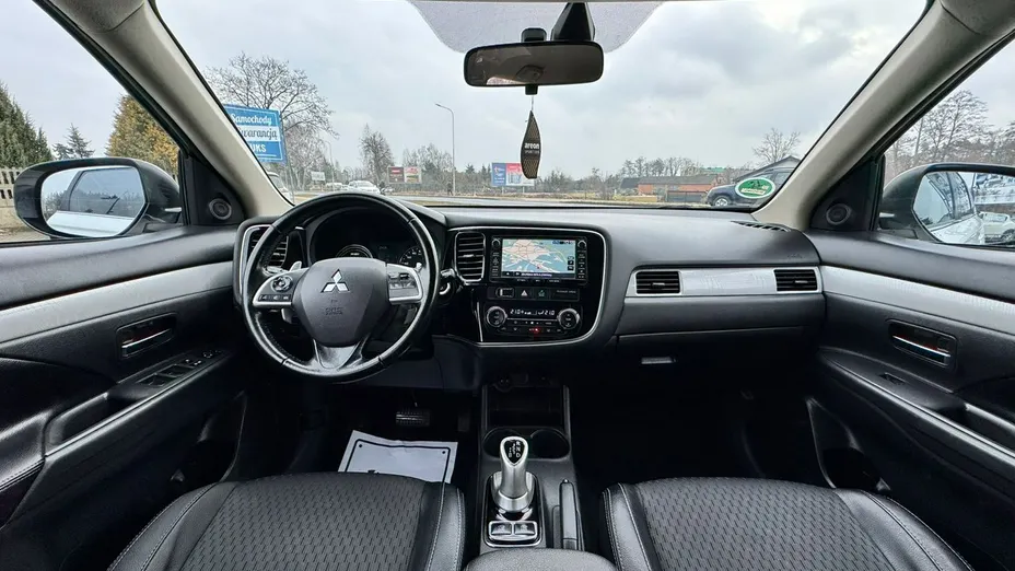 MITSUBISHI Outlander -