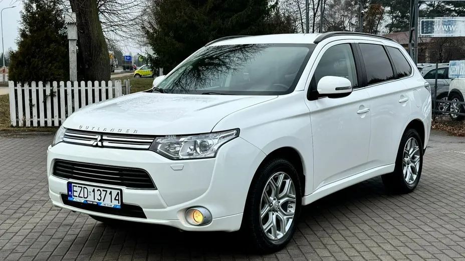 MITSUBISHI Outlander -
