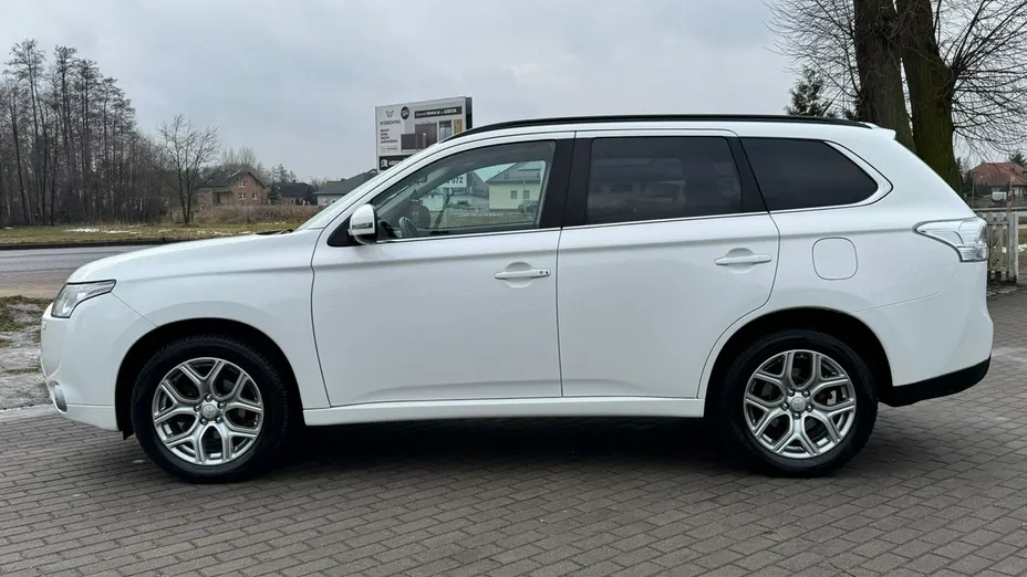 MITSUBISHI Outlander -