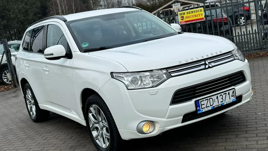 MITSUBISHI Outlander -