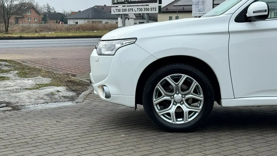 MITSUBISHI Outlander -