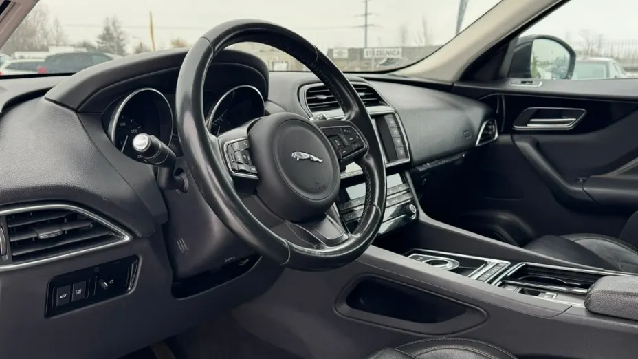 JAGUAR F-Pace -