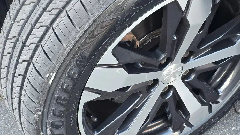 PEUGEOT 5008 -