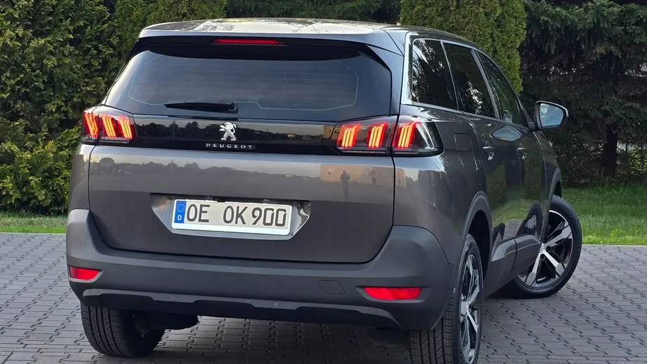 PEUGEOT 5008 -