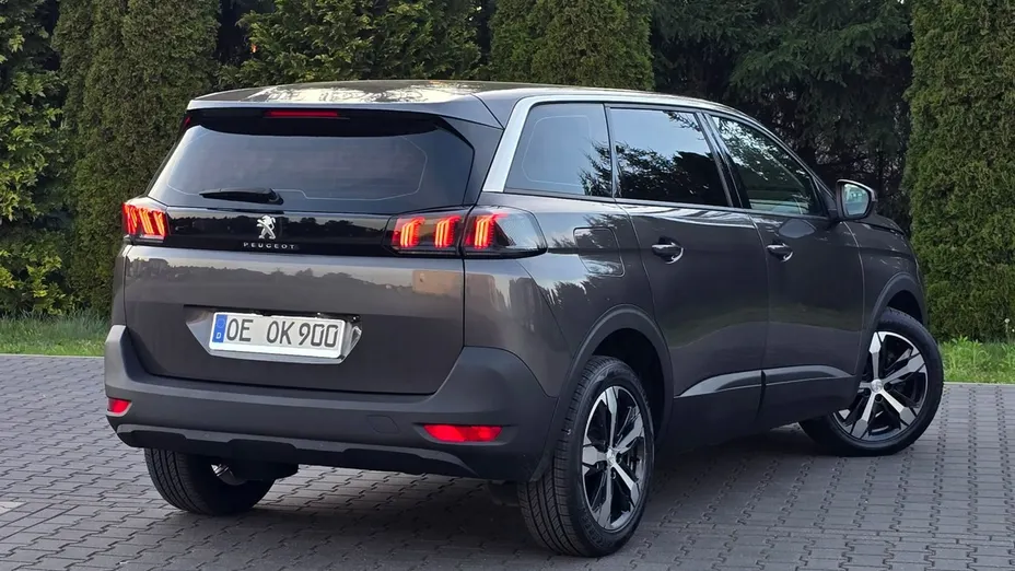 PEUGEOT 5008 -
