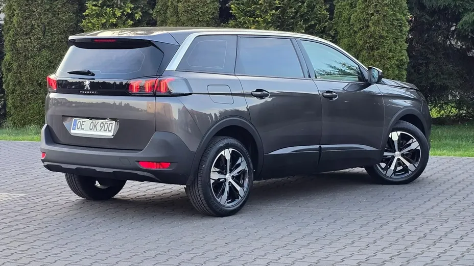 PEUGEOT 5008 -