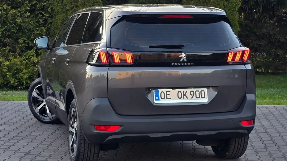 PEUGEOT 5008 -