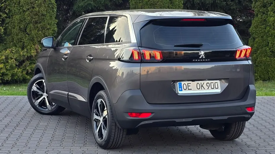 PEUGEOT 5008 -
