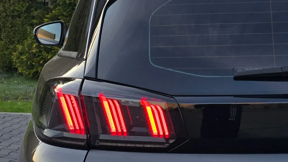 PEUGEOT 5008 -