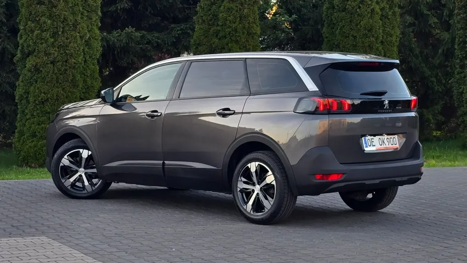 PEUGEOT 5008 -