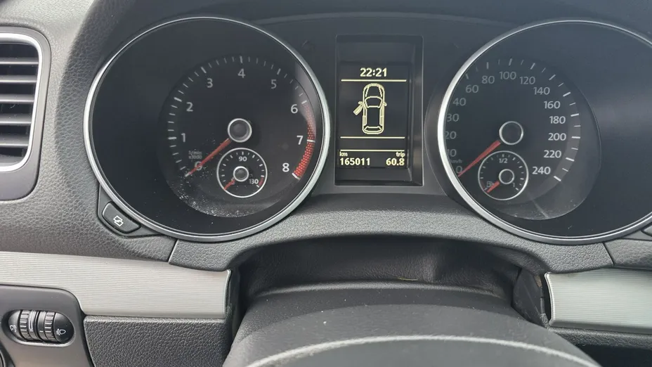 VOLKSWAGEN Golf -