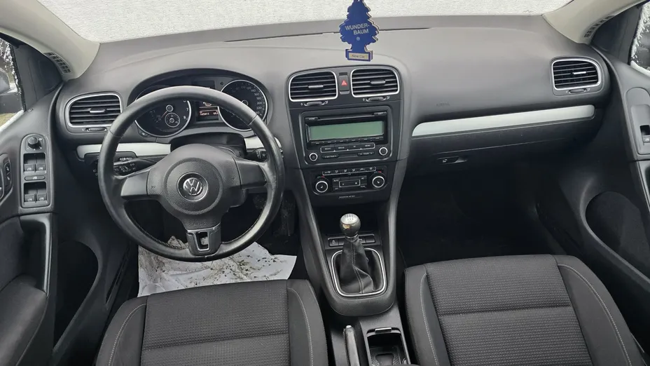 VOLKSWAGEN Golf -