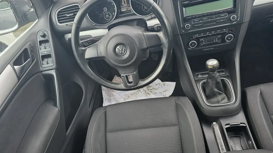 VOLKSWAGEN Golf -