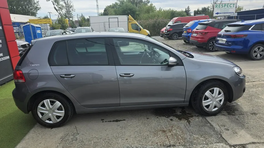 VOLKSWAGEN Golf -