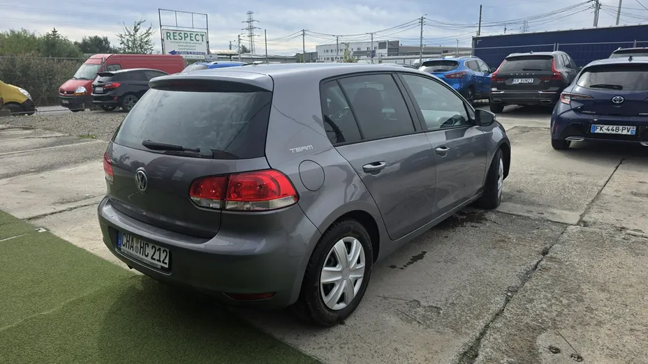 VOLKSWAGEN Golf -