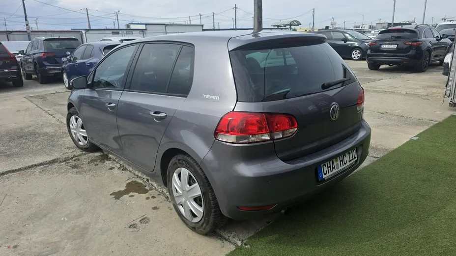 VOLKSWAGEN Golf -