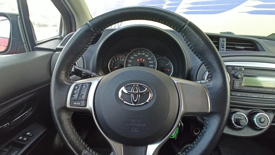 TOYOTA Yaris -