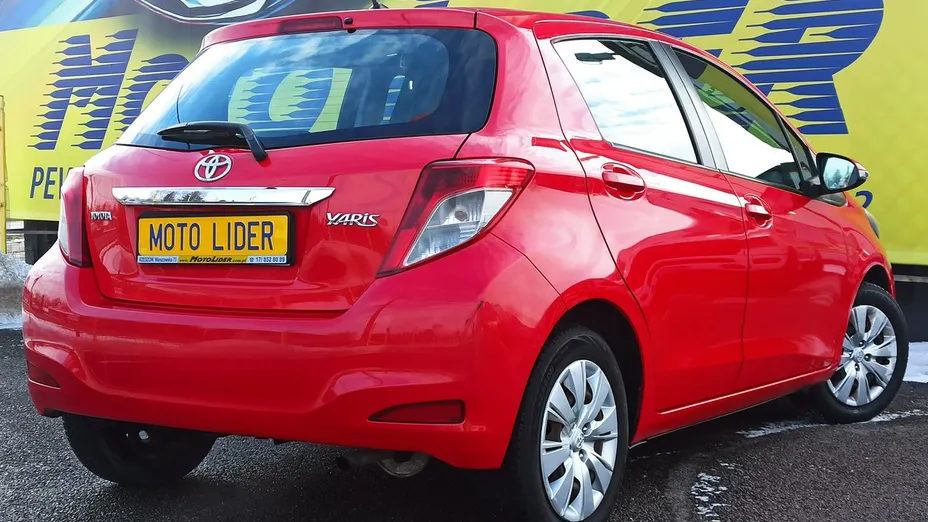 TOYOTA Yaris -