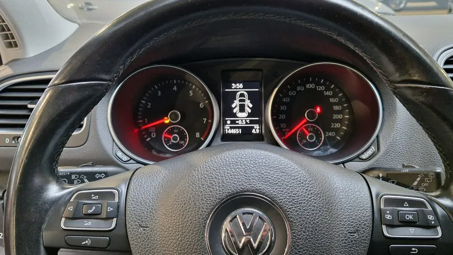 VOLKSWAGEN Golf -