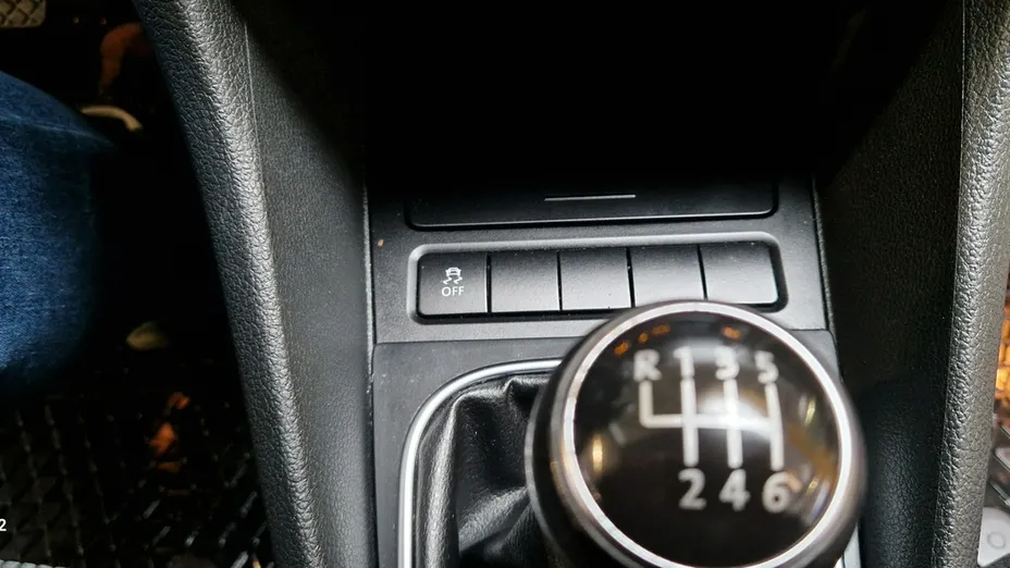 VOLKSWAGEN Golf -