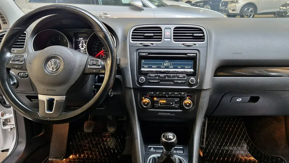 VOLKSWAGEN Golf -