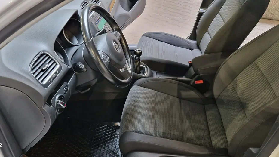 VOLKSWAGEN Golf -