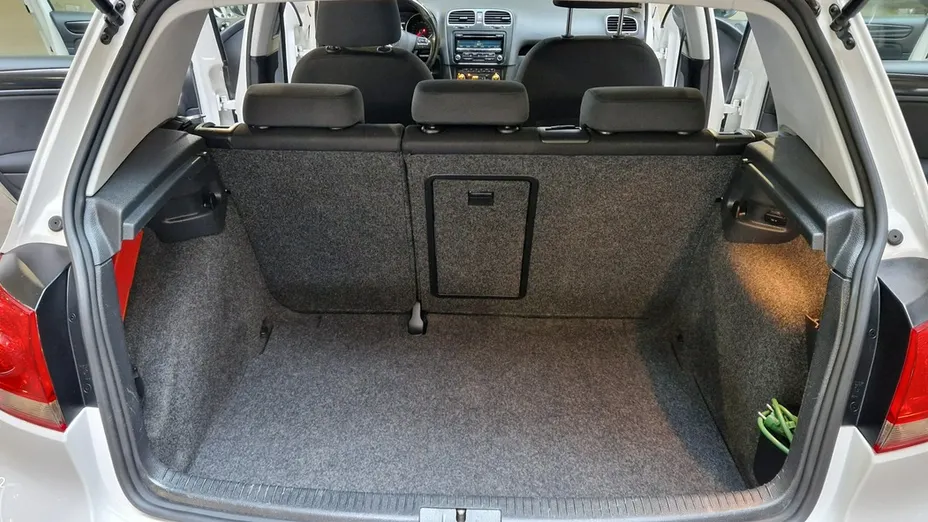 VOLKSWAGEN Golf -
