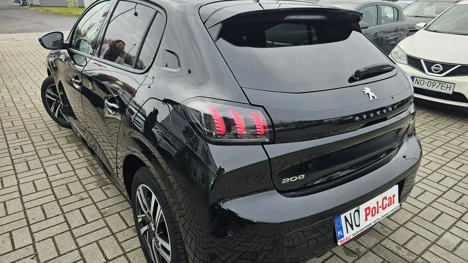 PEUGEOT 208 -