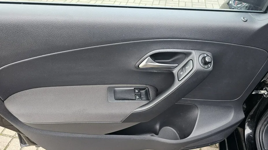 VOLKSWAGEN Polo -