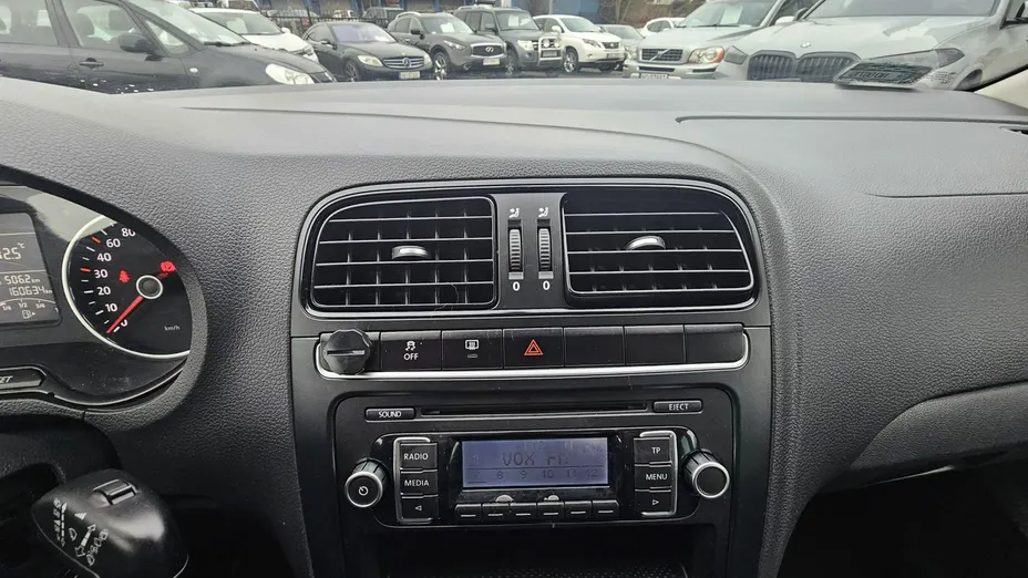 VOLKSWAGEN Polo -