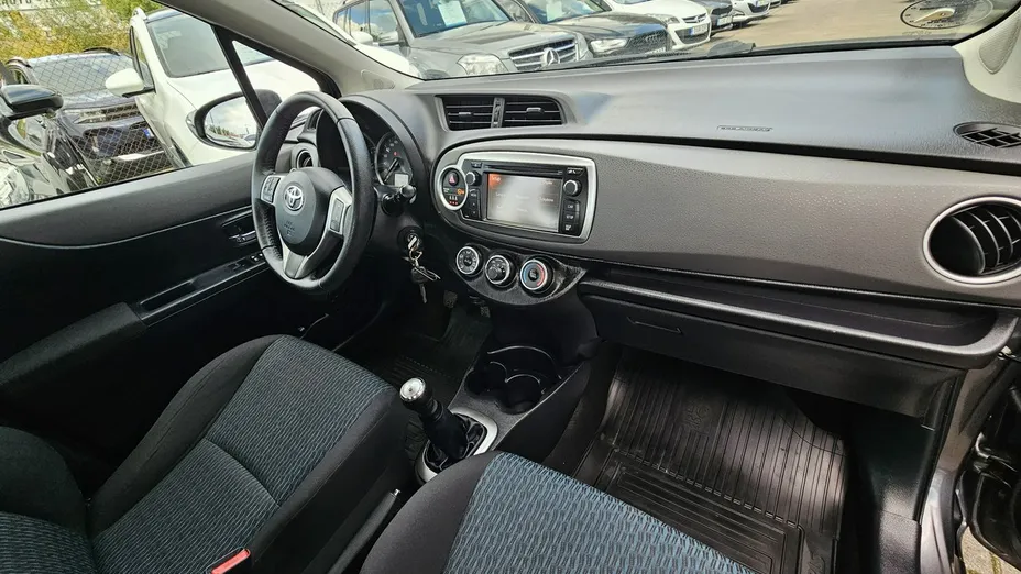 TOYOTA Yaris -
