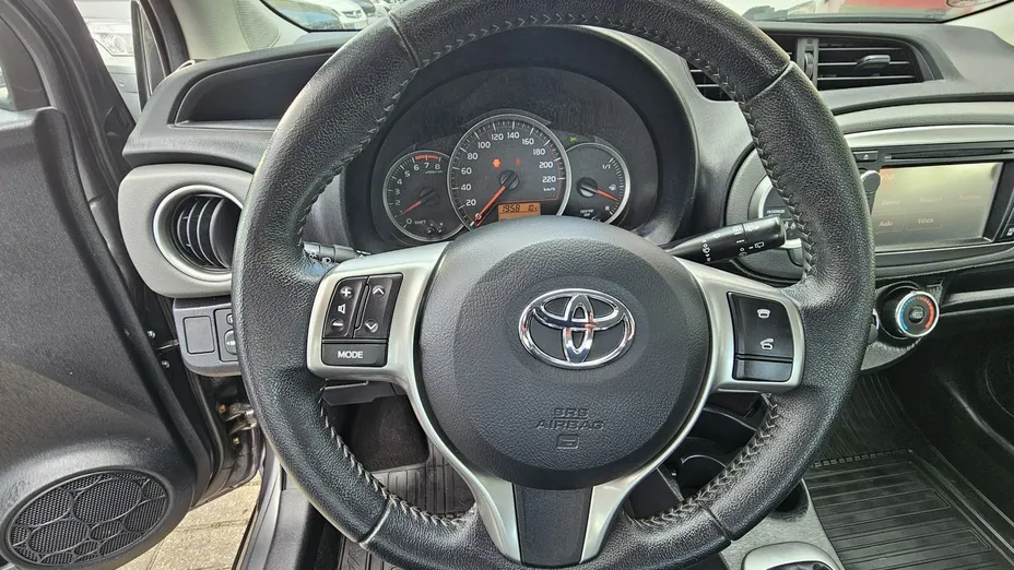 TOYOTA Yaris -