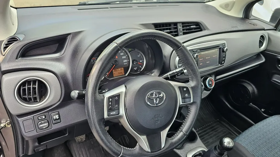 TOYOTA Yaris -