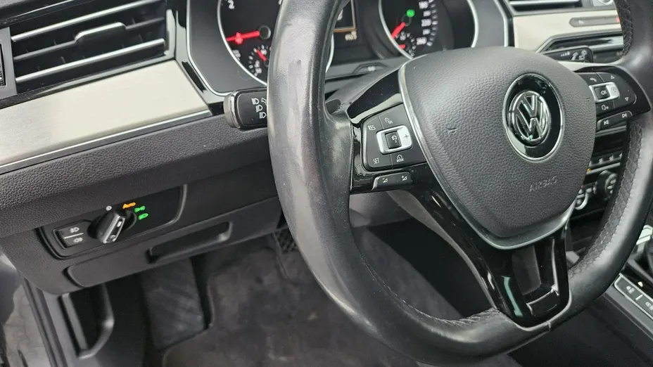 VOLKSWAGEN Passat -