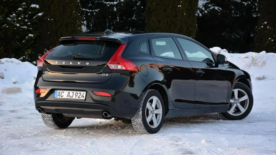 VOLVO V40 -