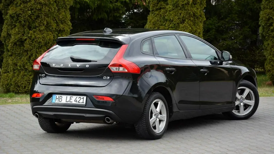 VOLVO V40 -