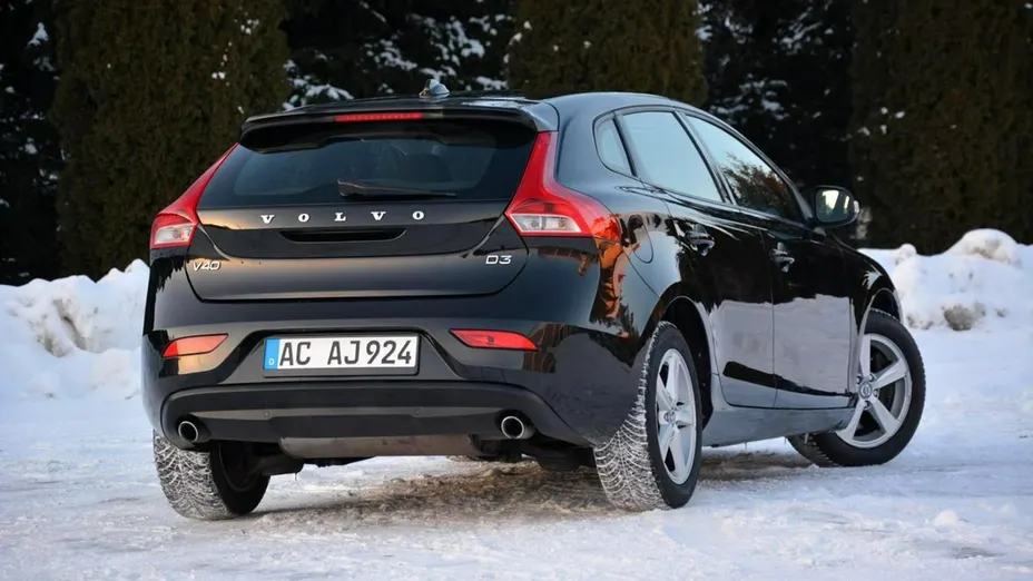 VOLVO V40 -