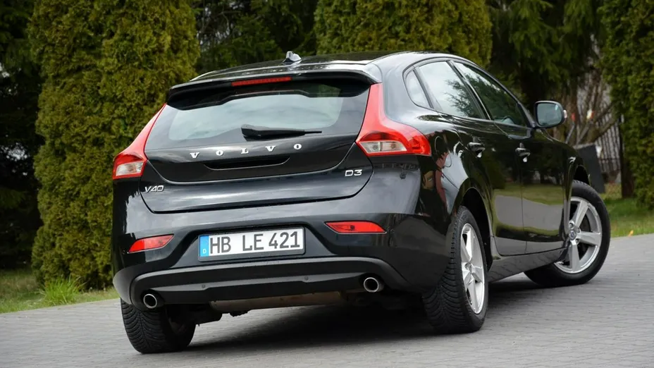 VOLVO V40 -