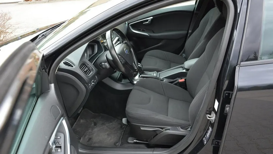 VOLVO V40 -