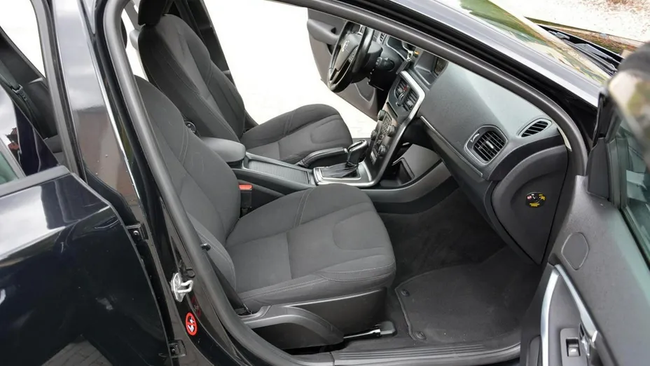 VOLVO V40 -