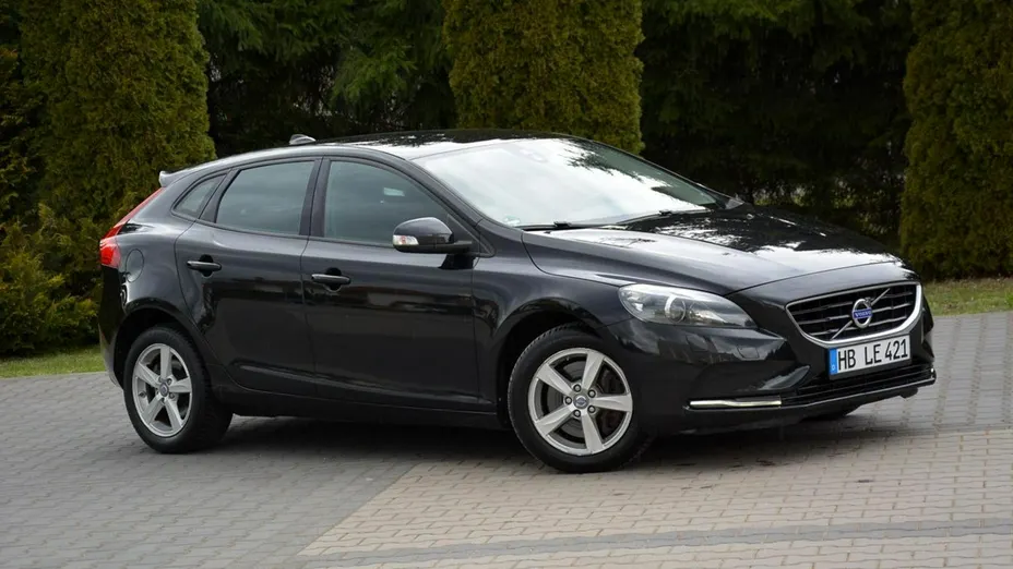 VOLVO V40 -