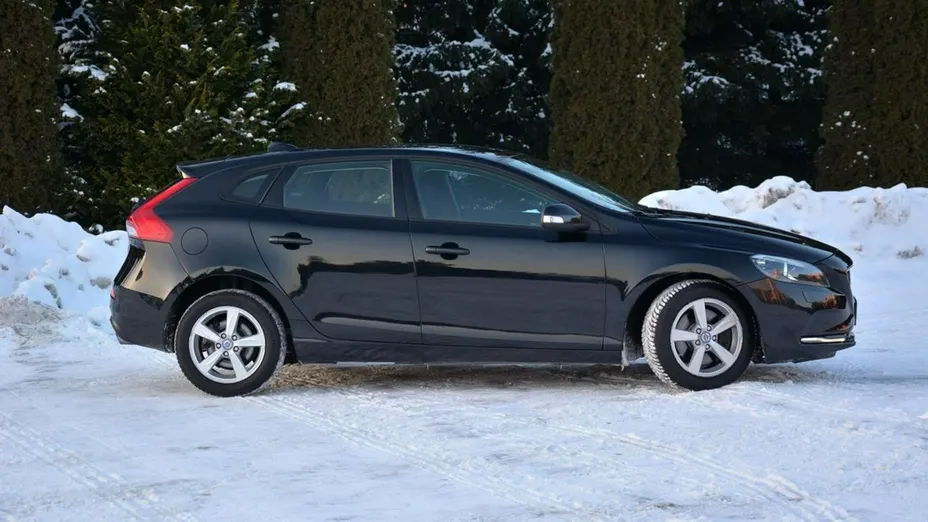 VOLVO V40 -