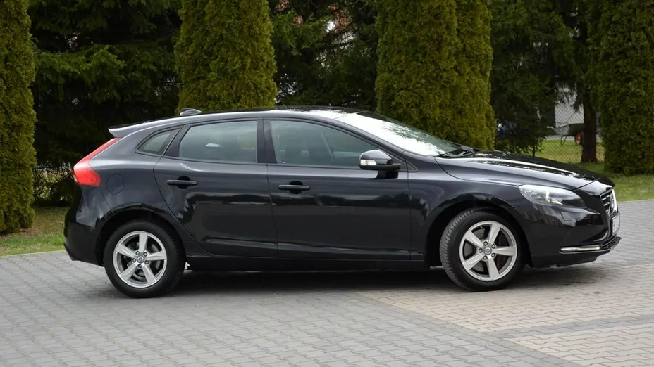 VOLVO V40 -