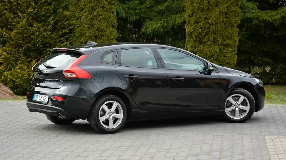 VOLVO V40 -