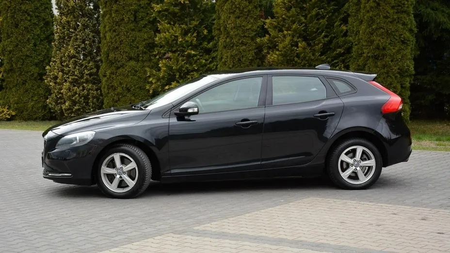 VOLVO V40 -