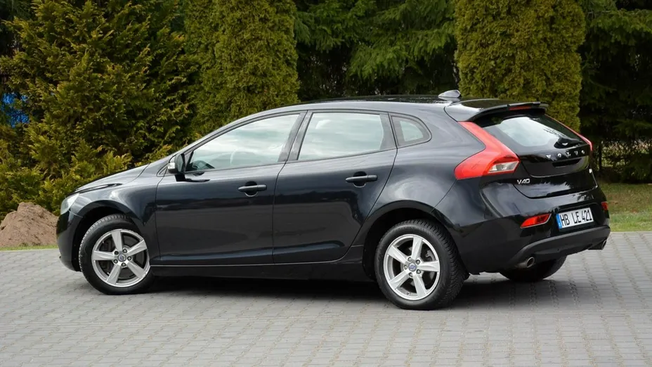 VOLVO V40 -
