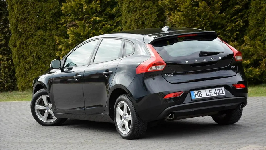 VOLVO V40 -