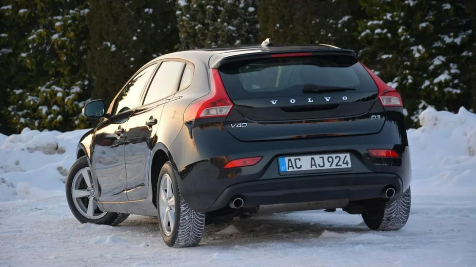 VOLVO V40 -