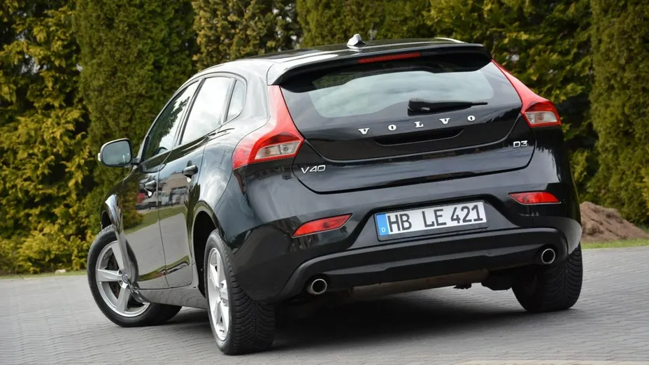VOLVO V40 -