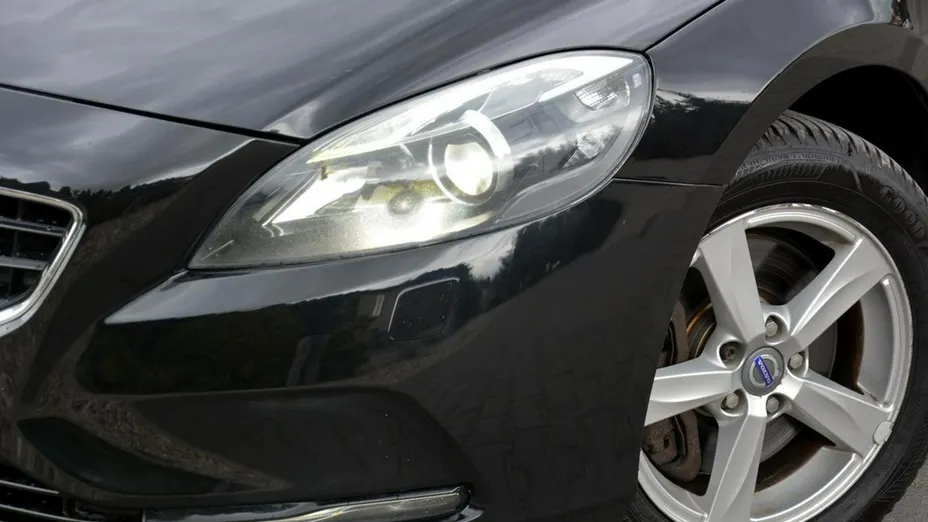 VOLVO V40 -